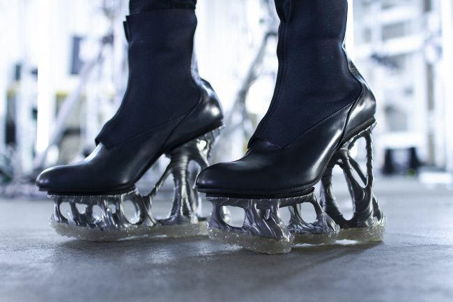 日本使用3D打印技术打造“无形”高跟鞋